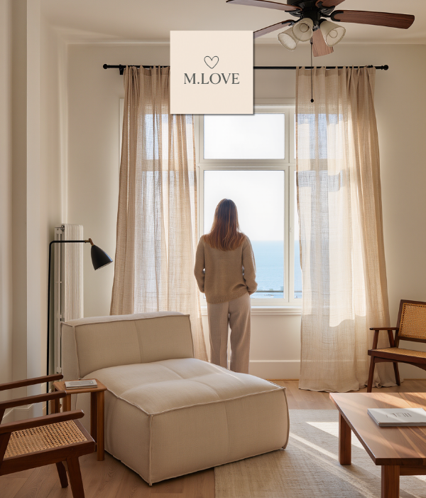 mulher olhando para uma janela, admirando a paisagem,  num ambiente calmo e relaxante
