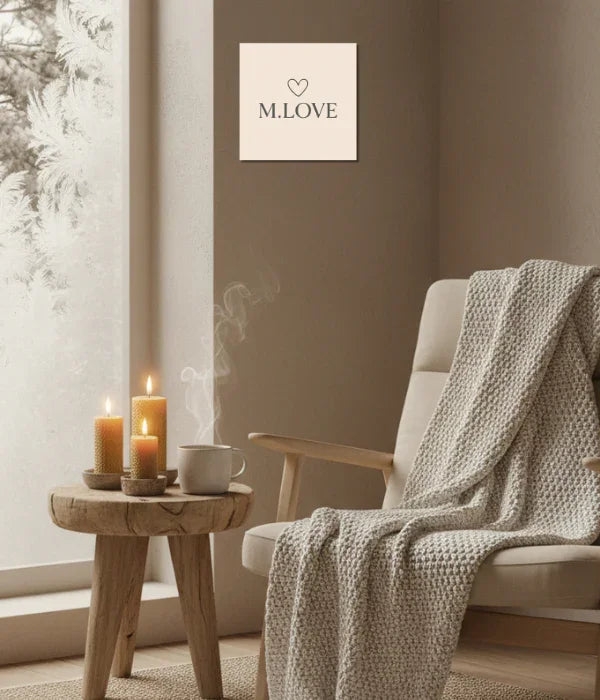Ambiente aconchegante com cadeira bege, manta texturizada, mesa de madeira, velas acesas e xícara com vapor