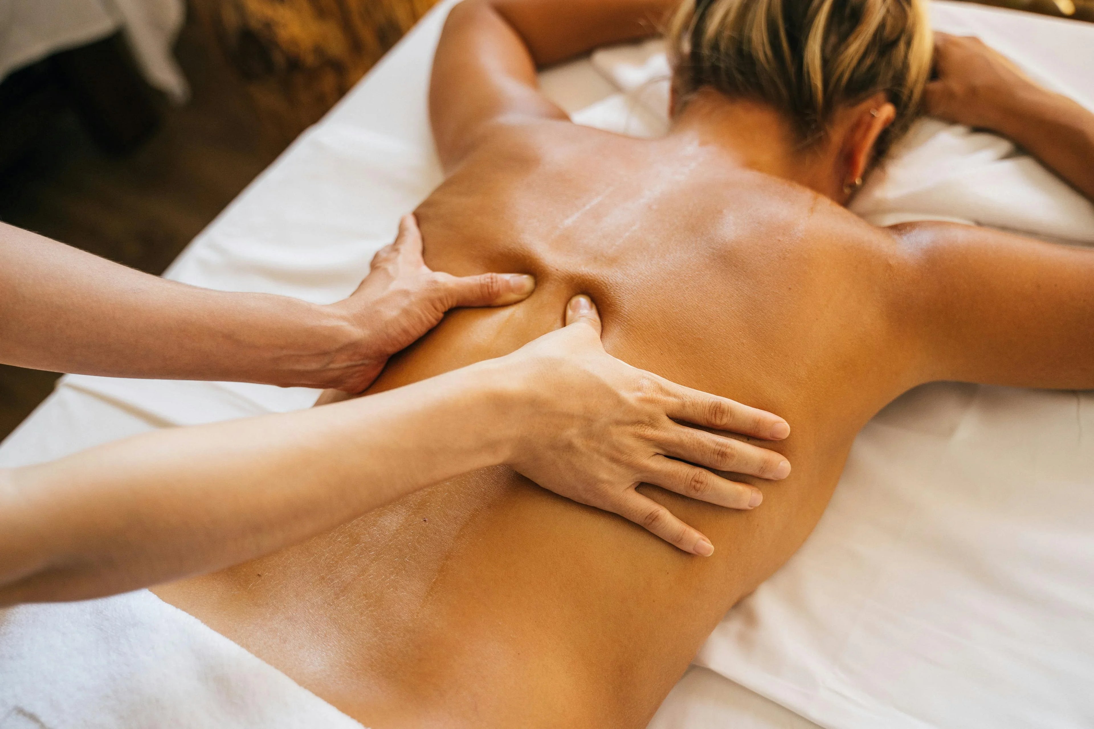 Massagem relaxante em ambiente sereno na M.LOVE