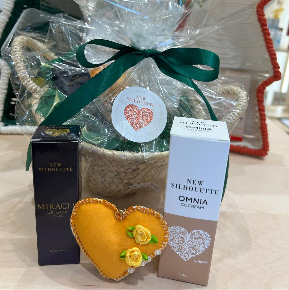 cesto de natal mlove com miracle e omnia da New Silhouette  com oferta de porta chaves coração mlove e cesto em vime