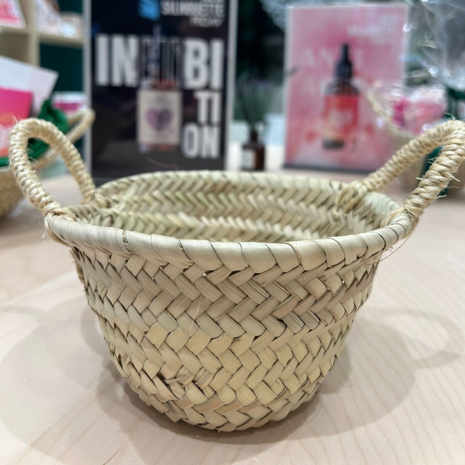 cesto MLOVE em vime feito à mão 